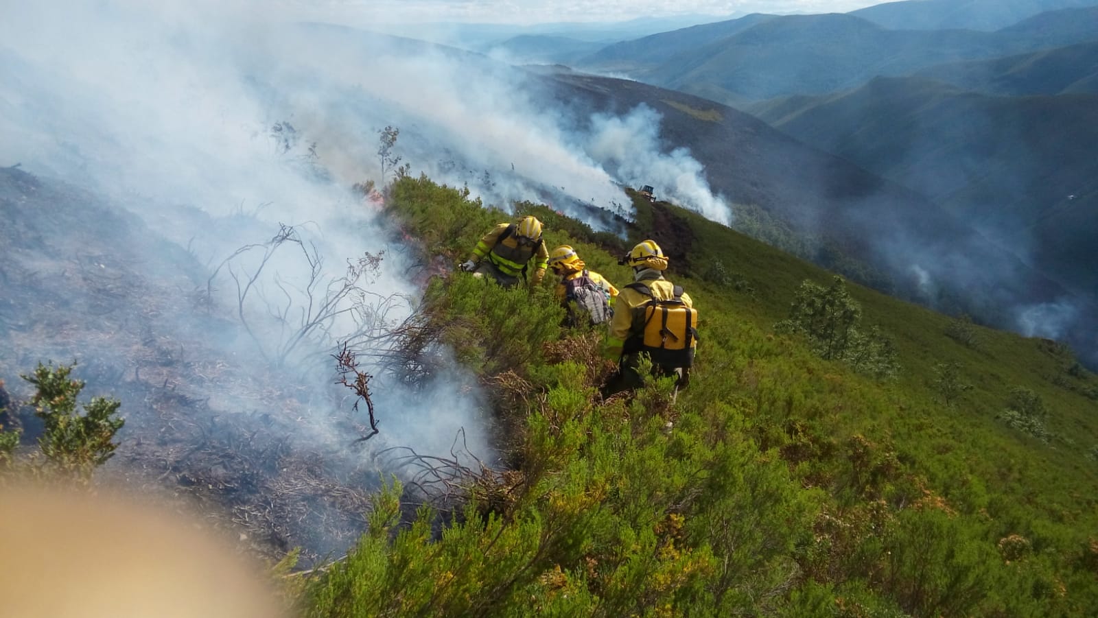 La lucha contra el fuego no cede en Anllarinos del Sil. 