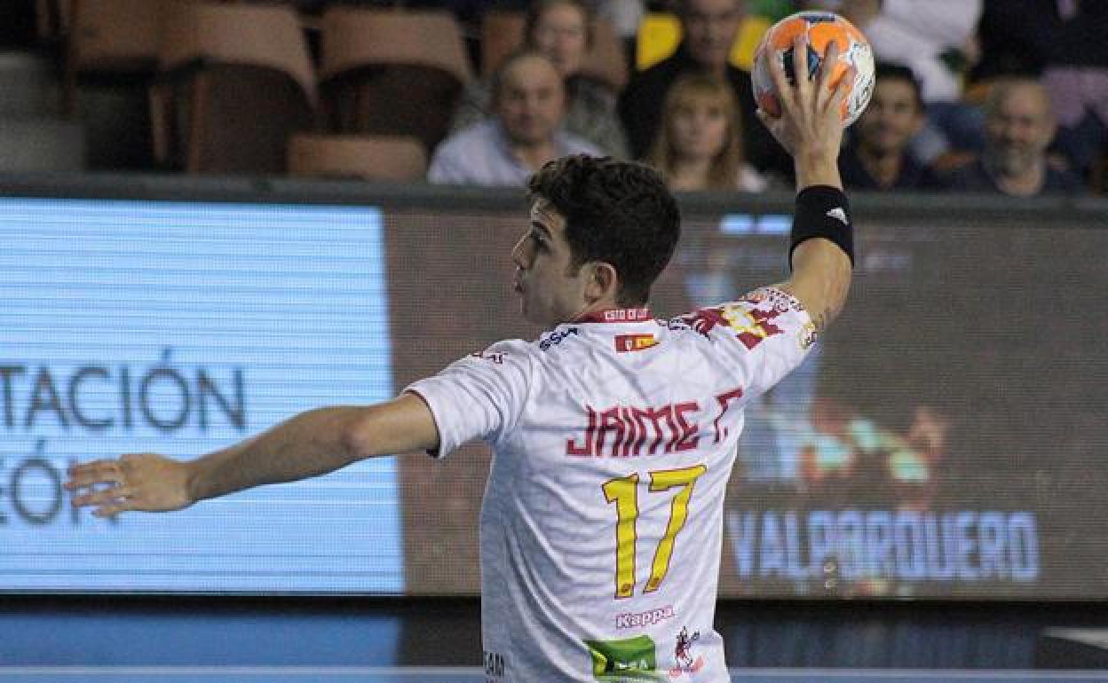 Jaime Fernández en un lanzamiento a portería.