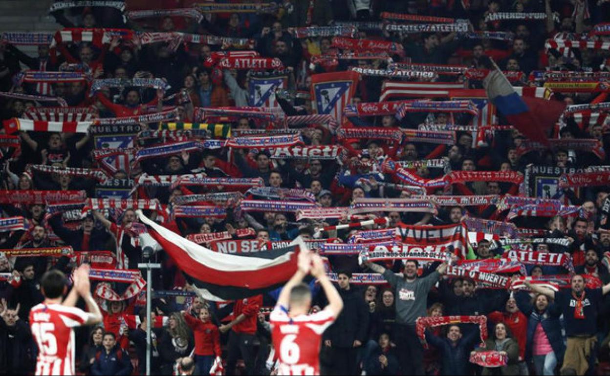 Los jugadores del Atlético celebran su último triunfo en Liverpool en Champions. 