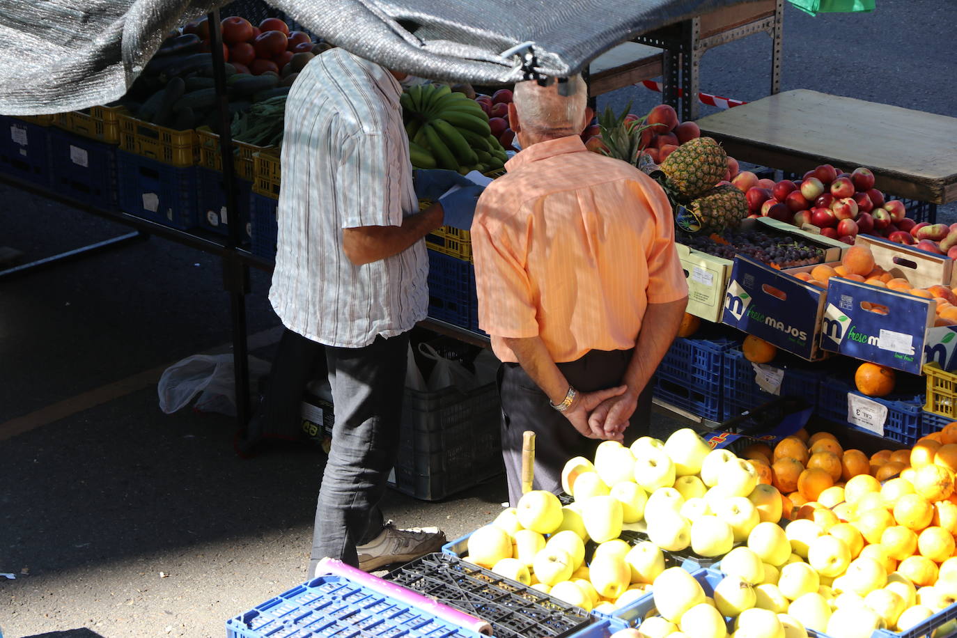 Decenas de leoneses se acercan a la nueva ubicación de este mercado en Papalaguinda.