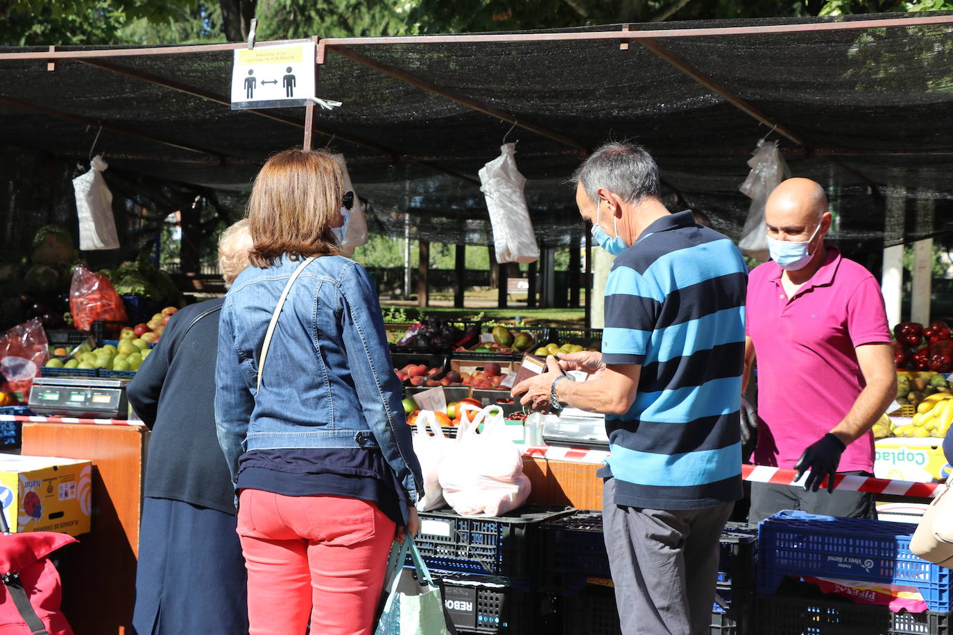 Decenas de leoneses se acercan a la nueva ubicación de este mercado en Papalaguinda.