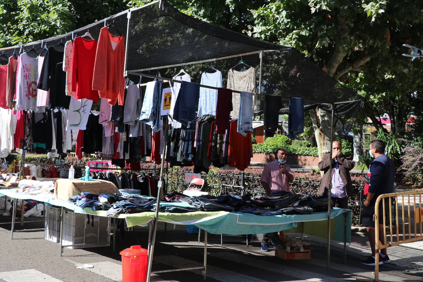 Decenas de leoneses se acercan a la nueva ubicación de este mercado en Papalaguinda.