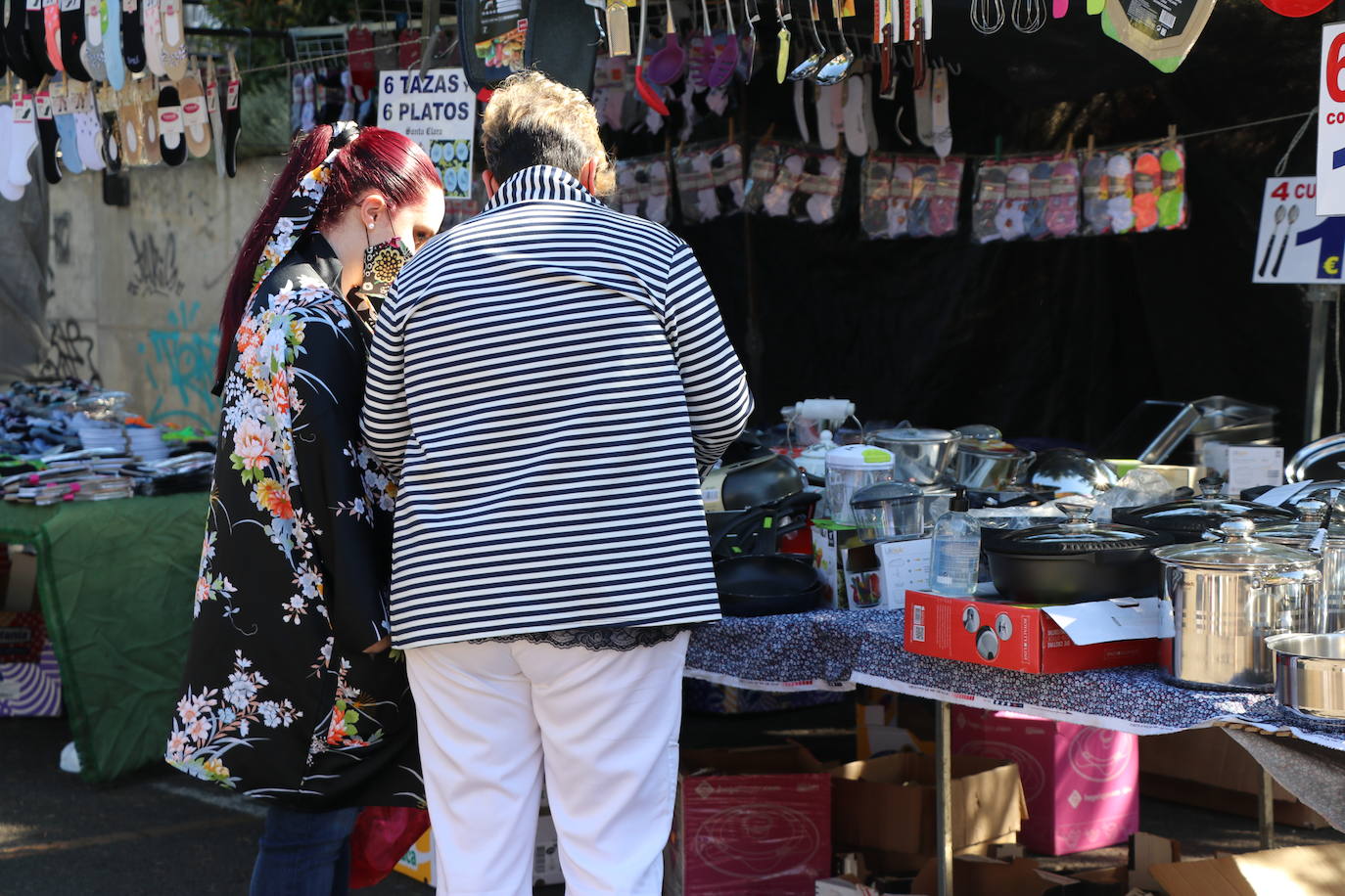 Decenas de leoneses se acercan a la nueva ubicación de este mercado en Papalaguinda.