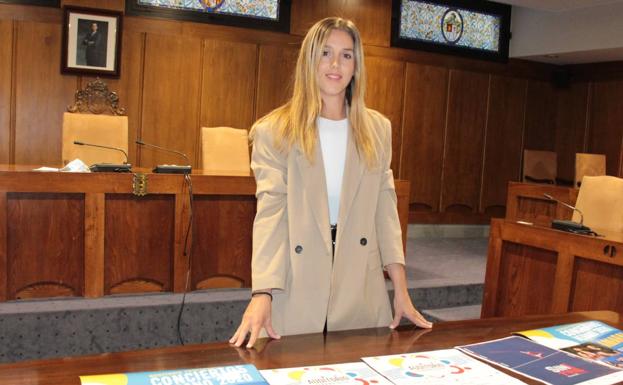 La concejala de Juventud y Fiestas, Lorena Valle, en la presentación del programa de actividades de verano.