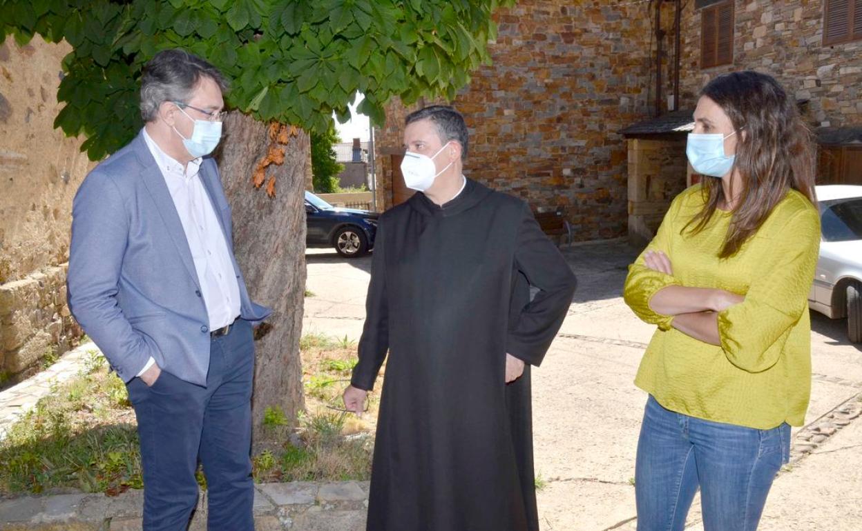 El delegado territorial, Juan Martínez Majo, durante la visita al templo.