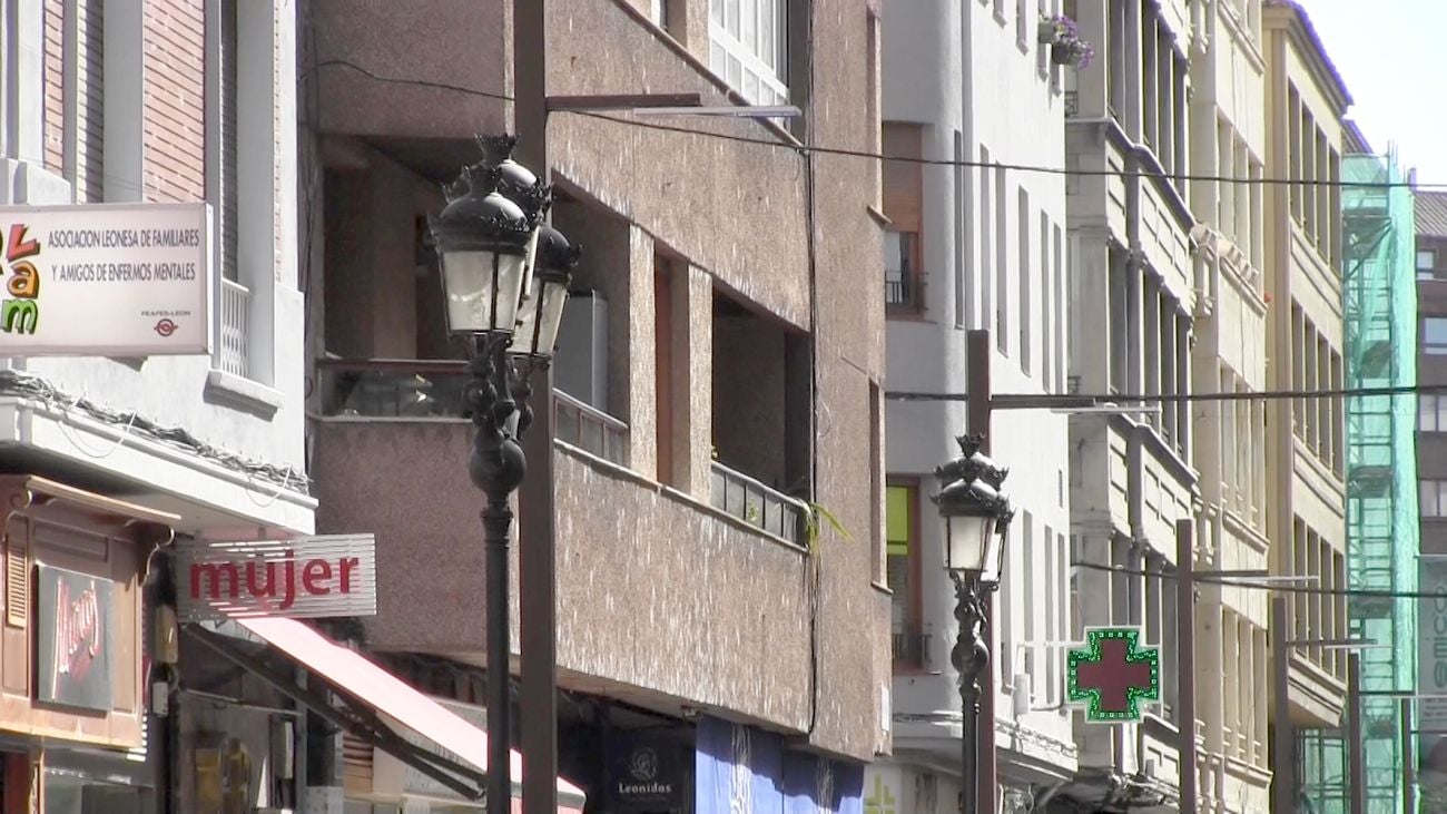 León transforma la iluminación urbana en varias zonas de la ciudad retirando las farolas ornamentales y apostando por un diseño más modernista | El consistorio asegura que es la última fase del nuevo contrato de la iluminación de la ciudad. 