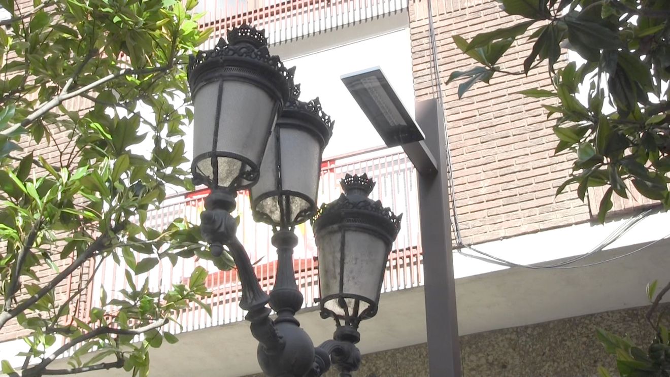 León transforma la iluminación urbana en varias zonas de la ciudad retirando las farolas ornamentales y apostando por un diseño más modernista | El consistorio asegura que es la última fase del nuevo contrato de la iluminación de la ciudad. 