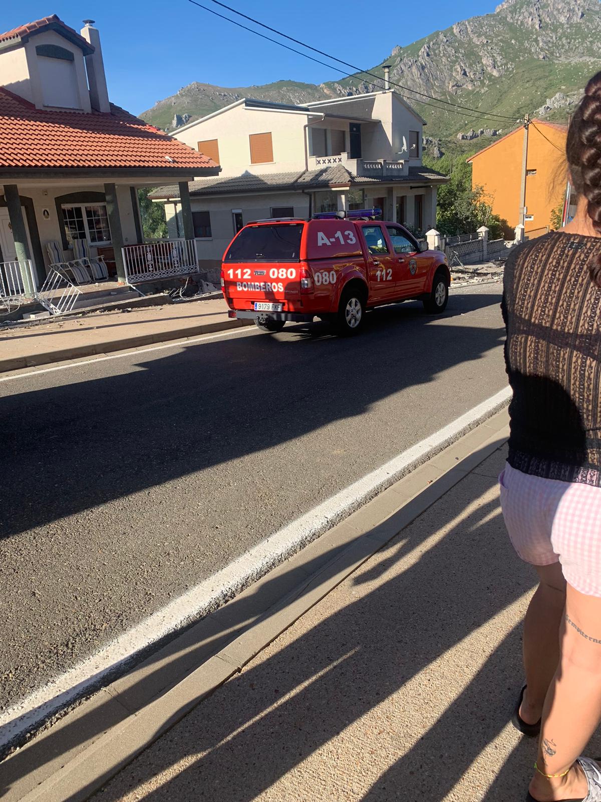 Un vehículo ha embestido varias viviendas en una urbanización de Cármenes y el conductor ha fallecido mientras la copilota ha sido evacuada grave.