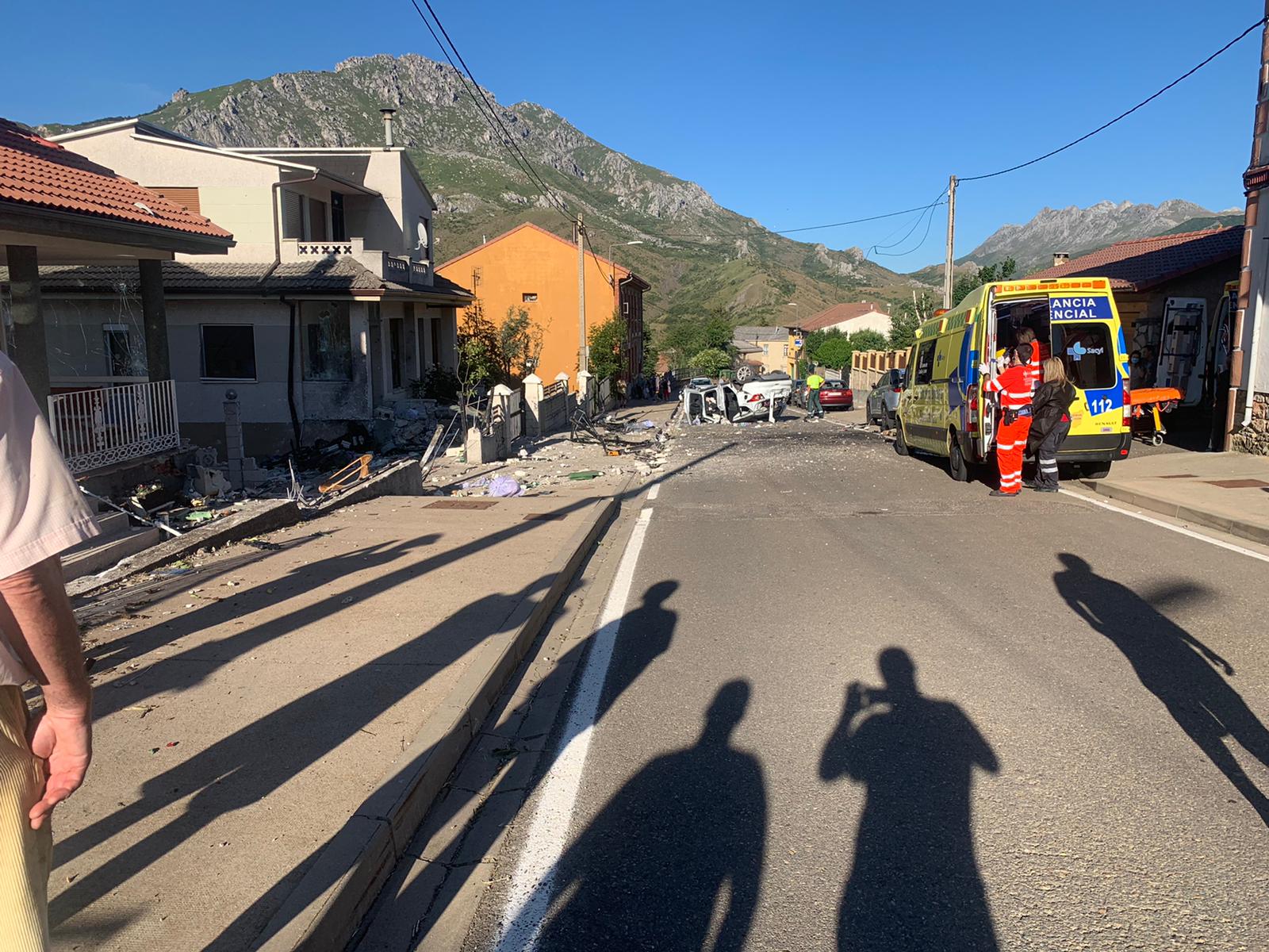 Un vehículo ha embestido varias viviendas en una urbanización de Cármenes y el conductor ha fallecido mientras la copilota ha sido evacuada grave.