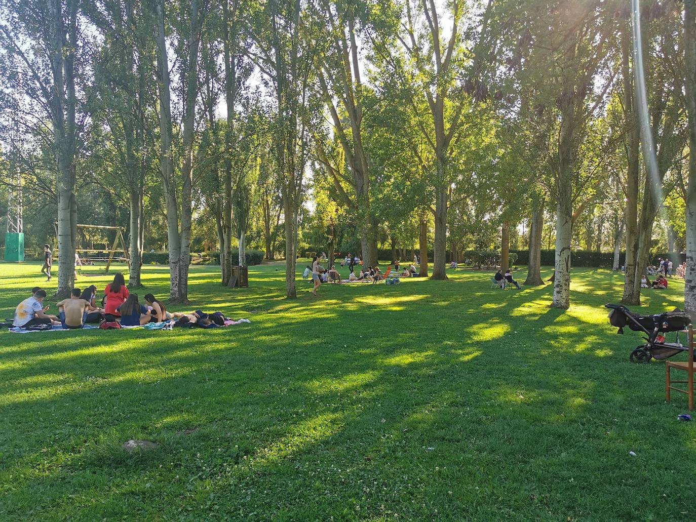Los leoneses acuden a este parque de la capital para disfrutar del buen tiempo.