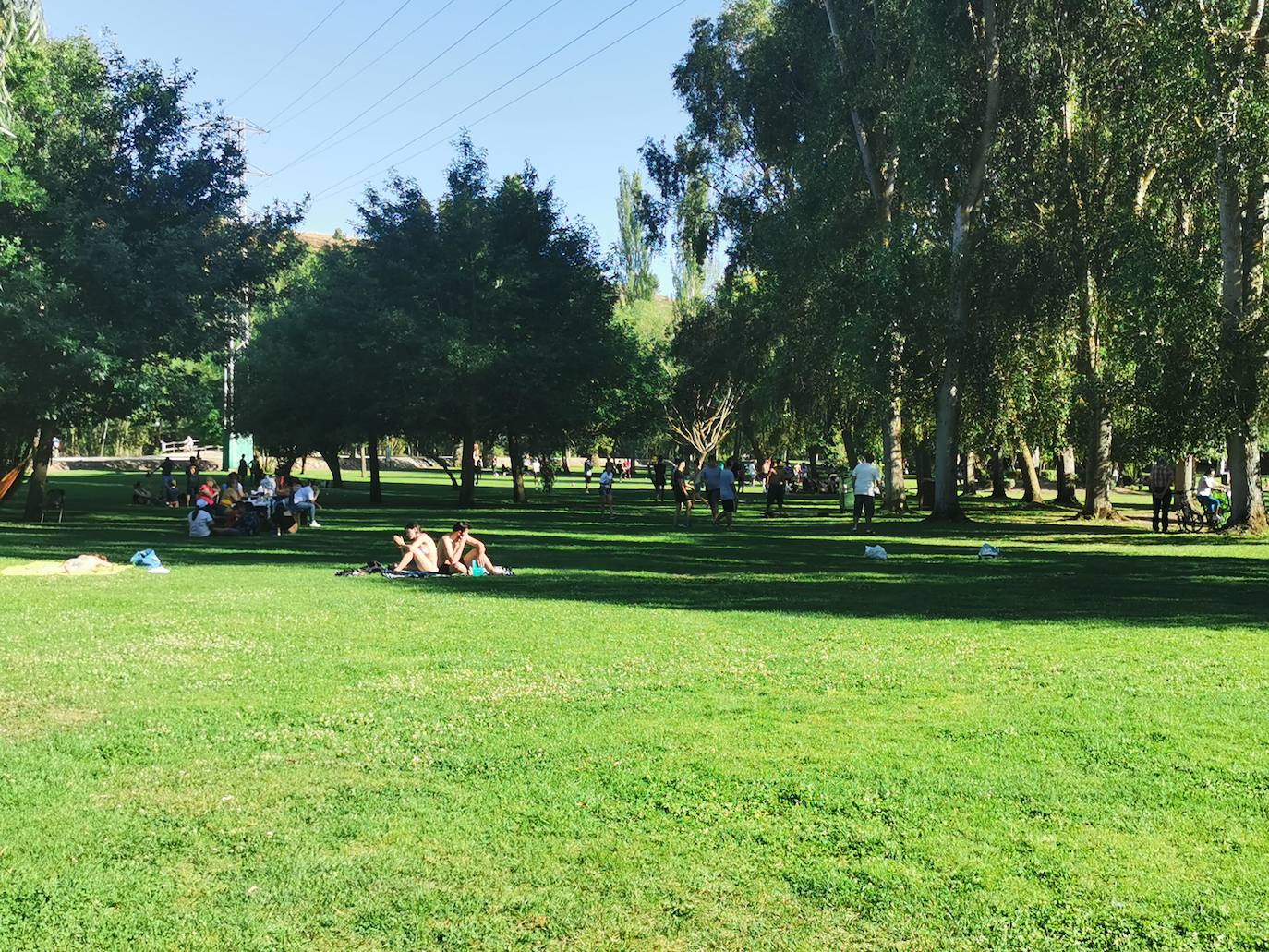 Los leoneses acuden a este parque de la capital para disfrutar del buen tiempo.