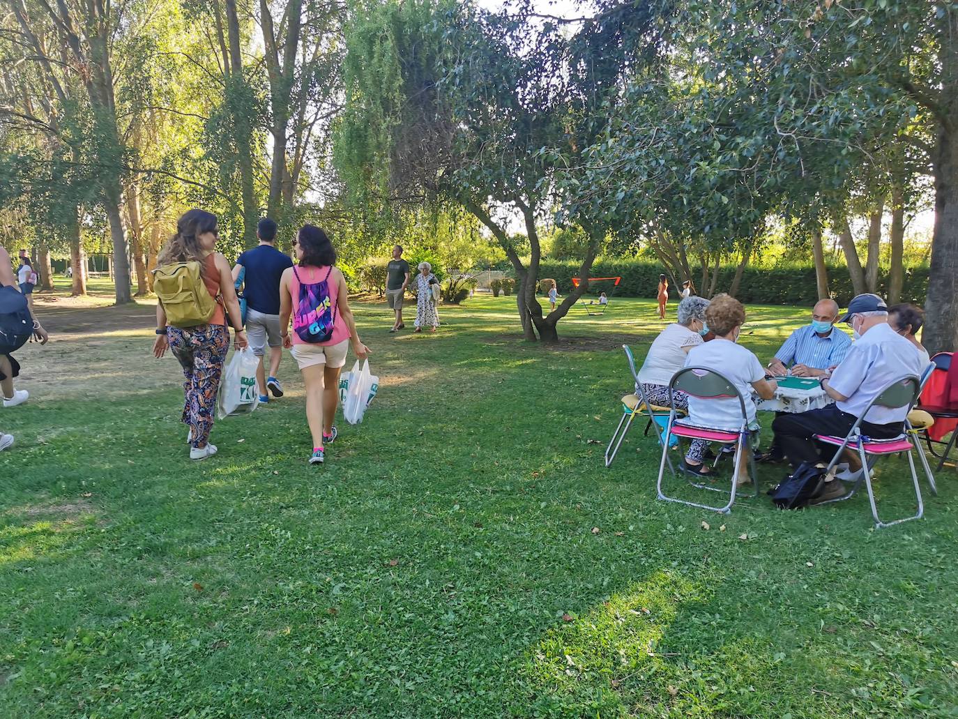 Los leoneses acuden a este parque de la capital para disfrutar del buen tiempo.