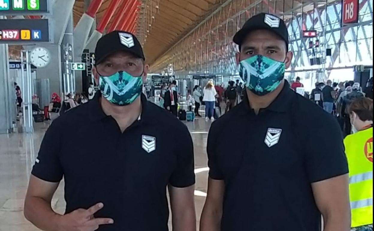 Eladio Farfán y Georni Jaramillo, en Barajas para tomar el vuelo de regreso a Venezuela.