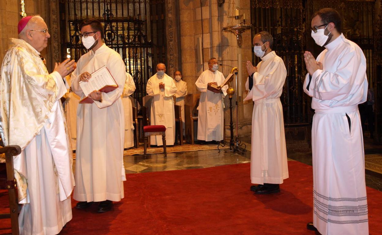 Ordenación sacerdotal en la Catedral de León.