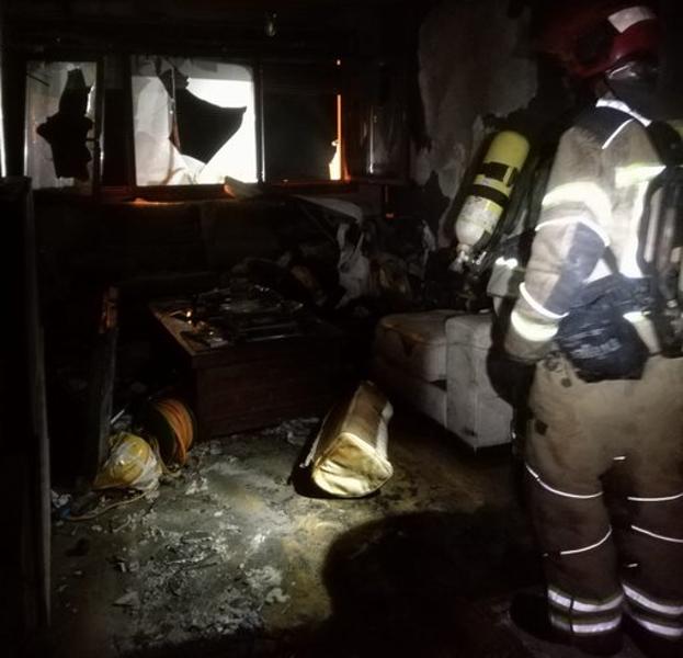 Un bombero, en el interior de la vivienda. 