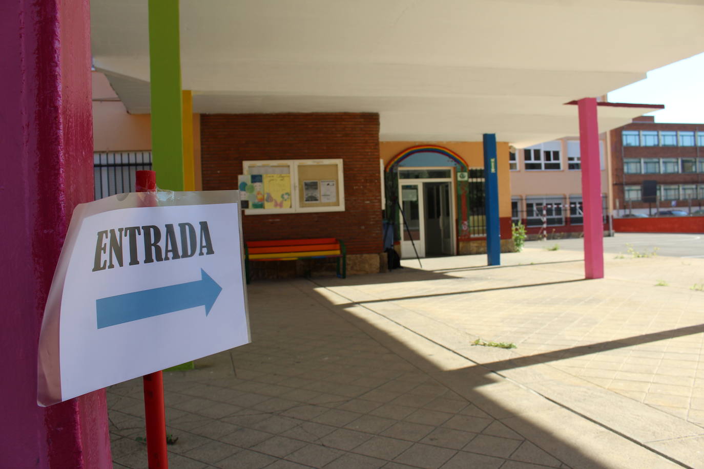 Fotos: Primer día del Programa para la Mejora del Éxito Educativo en el CEIP San Claudio de León
