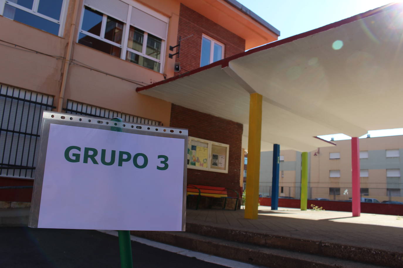Fotos: Primer día del Programa para la Mejora del Éxito Educativo en el CEIP San Claudio de León