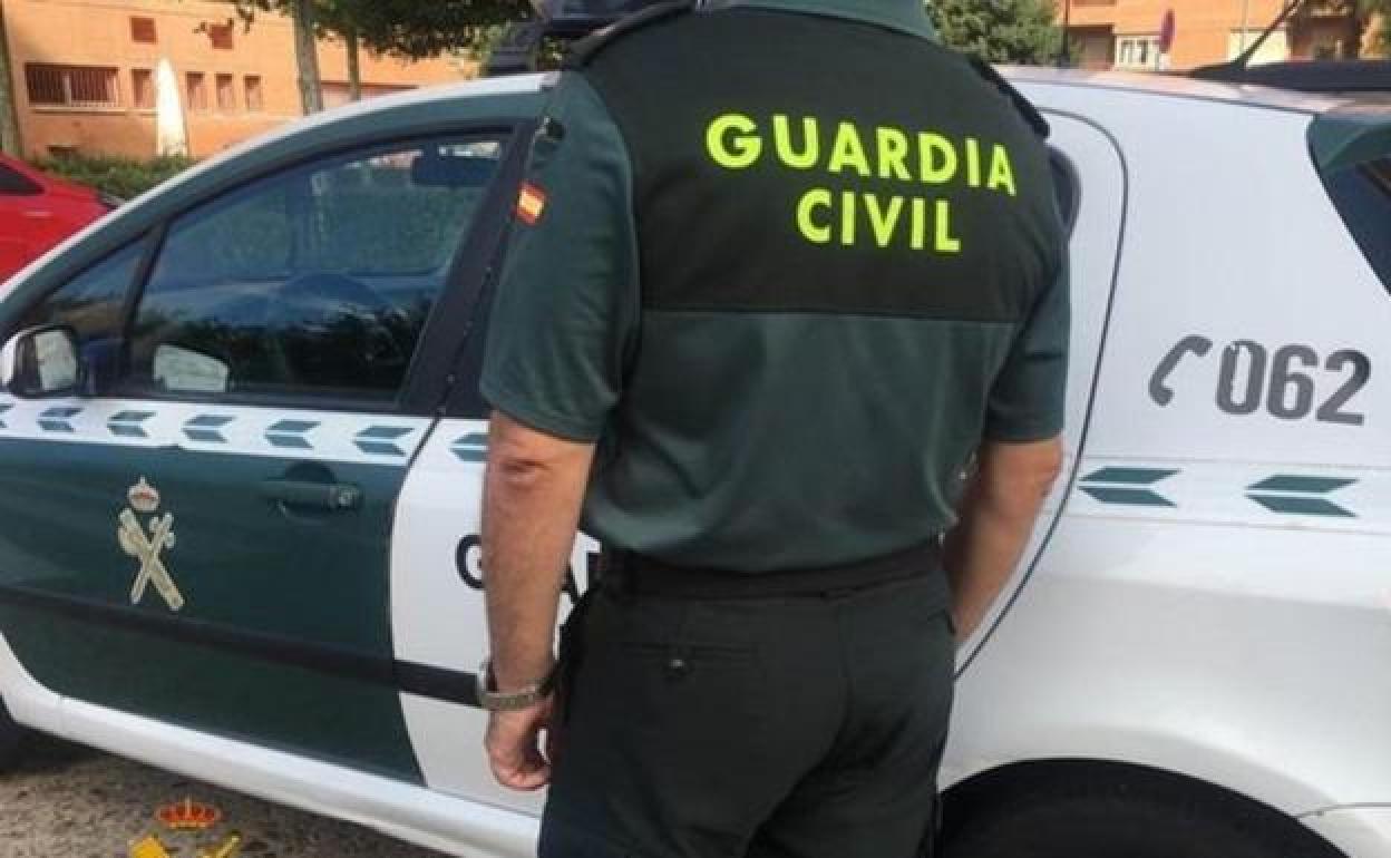 Guardia Civil junto a un vehículo.