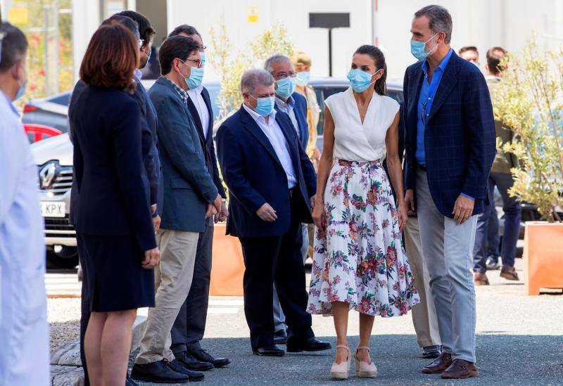 Don Felipe y doña Letizia iniciaron su periplo en Canarias como primer destino de su gira por todo el país tras el confinamiento. Después han viajado a Baleares, Andalucía, Castilla La-Macha, Comunidad Valenciana y a la Región de Murcia. Los Reyes visitarán todas las comunidades autónomas de España con el objetivo de apoyar al turismo después de la pandemia. 