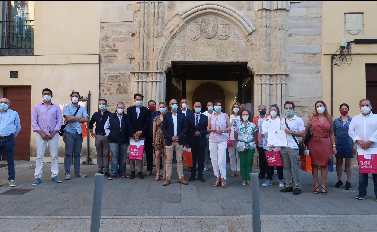 Foto de entrega de reconocimientos en el Conde Luna.