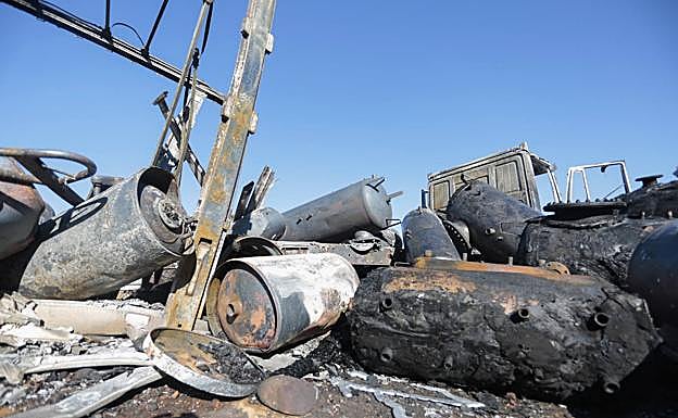 Galería. Imágenes del lugar con la carga del camión derramada.