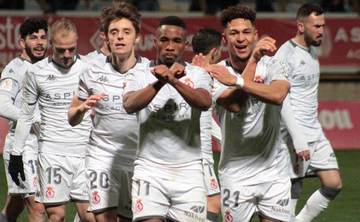 Los jugadores de la Cultural celebran un gol.