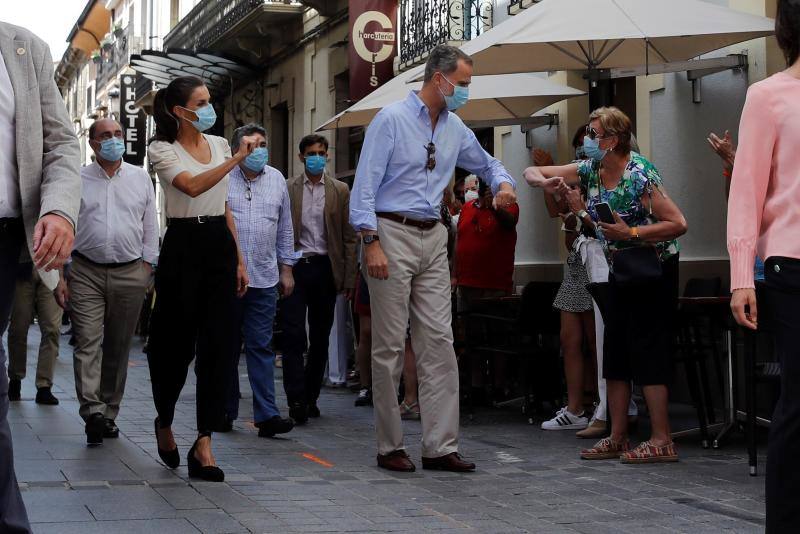 Don Felipe y doña Letizia iniciaron su periplo en Canarias como primer destino de su gira por todo el país tras el confinamiento. Después han viajado a Baleares, Andalucía, Castilla La-Macha, Comunidad Valenciana, a la Región de Murcia y a Aragón. Los Reyes visitarán todas las comunidades autónomas de España con el objetivo de apoyar al turismo después de la pandemia. 