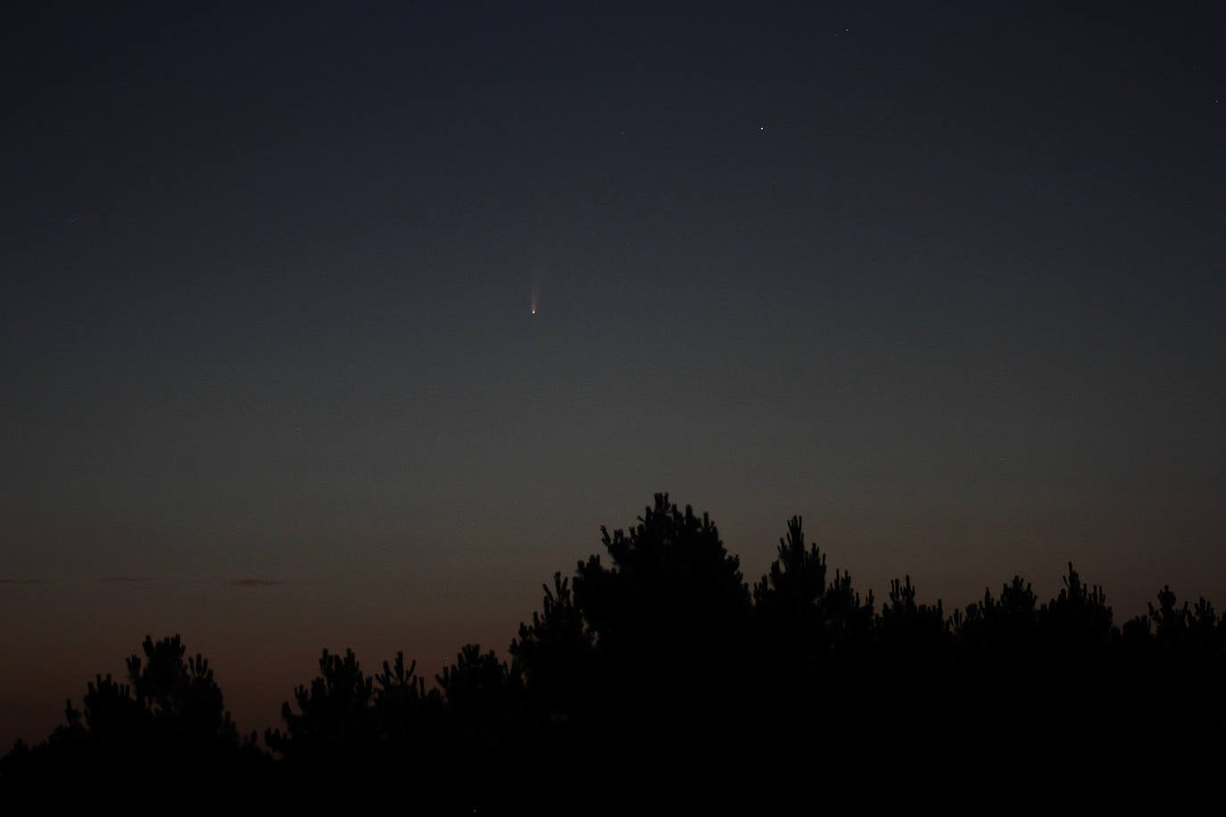 El cometa puede observarse estos días a simple vista en zonas despejadas.