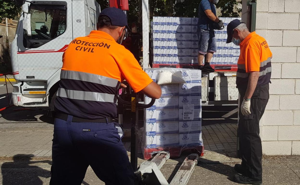 Voluntarios de Protección Civil participaron en la entrega de alimentos organizada por Cáritas Ponferrada.