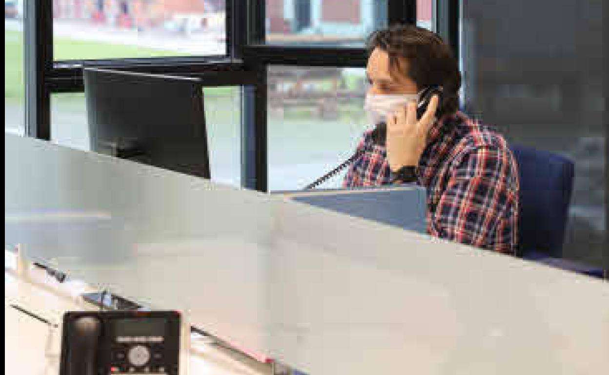 Un trabajador, con mascarilla en su oficina.