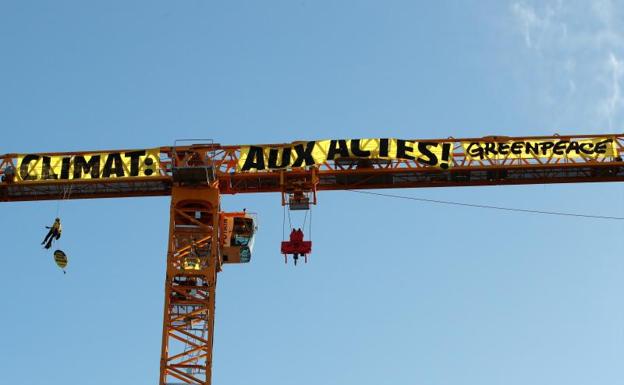 Activistas de Greenpeace en la grúa de Notre Dame