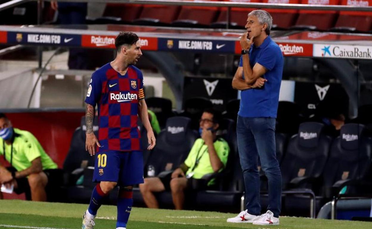 Messi y Setién, en un momento del derbi ante el Espanyol. 