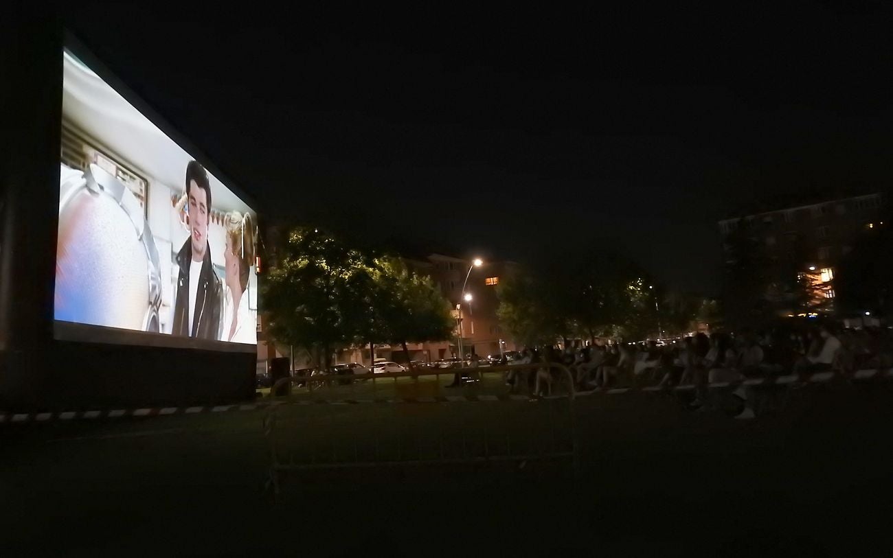 Medio millar de personas se citan en La Palomera para ver, con distancia social, la primera proyección de esta programación de verano | Grease abre el telón con éxito y Blade Runner tomará el relevo el 16 de julio. 