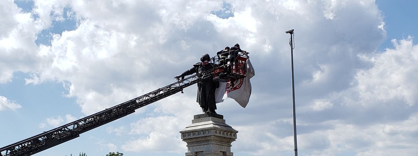 Los Bomberos de León sitúan en la icónica estatua de Guzmán en la capital la bandera del club leonés en la antesala de la lucha por el ascenso. El cuadro de Aira peleará a partir del domingo 19 por el ascenso