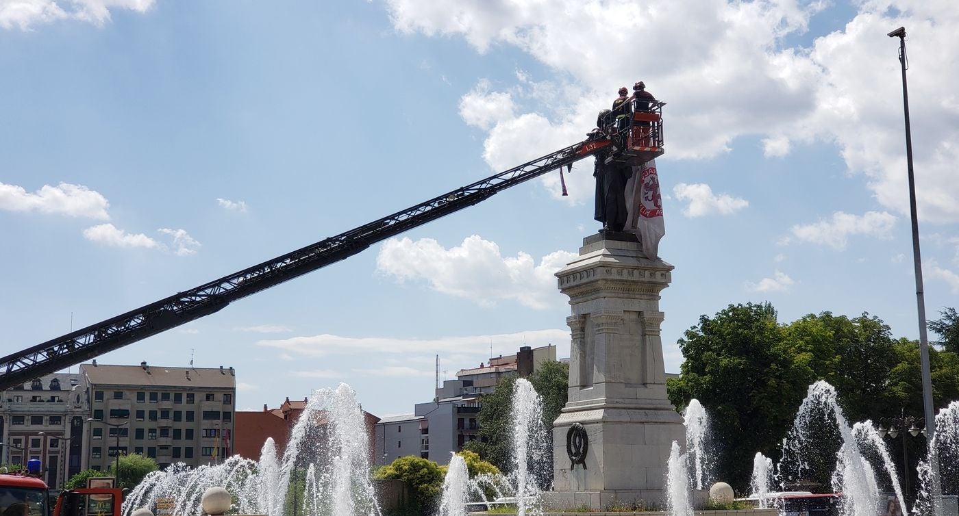 Los Bomberos de León sitúan en la icónica estatua de Guzmán en la capital la bandera del club leonés en la antesala de la lucha por el ascenso. El cuadro de Aira peleará a partir del domingo 19 por el ascenso