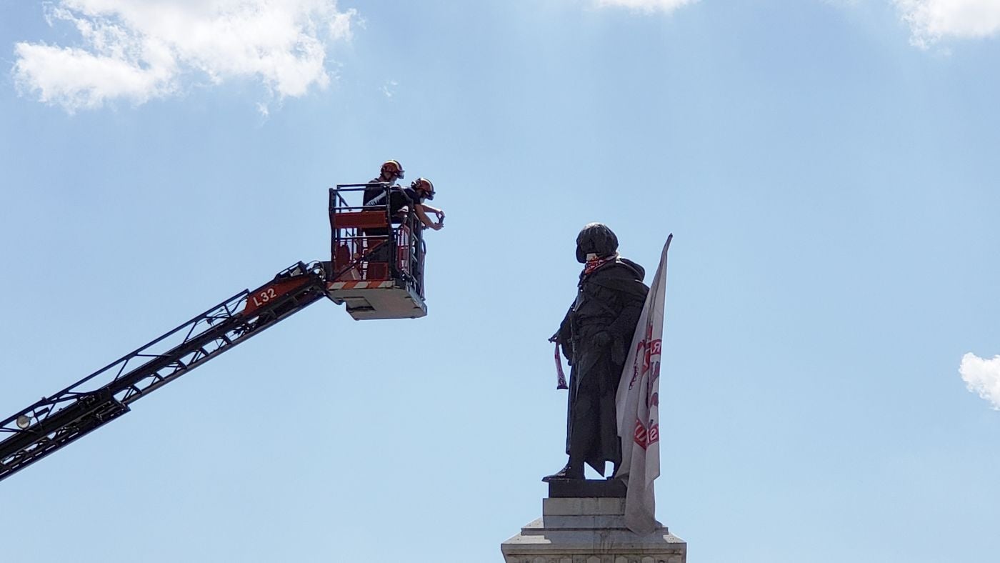 Los Bomberos de León sitúan en la icónica estatua de Guzmán en la capital la bandera del club leonés en la antesala de la lucha por el ascenso. El cuadro de Aira peleará a partir del domingo 19 por el ascenso