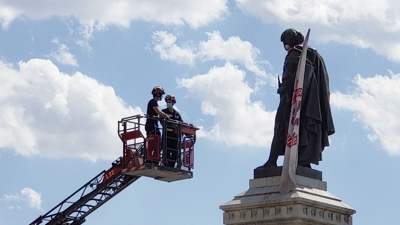 Los Bomberos de León sitúan en la icónica estatua de Guzmán en la capital la bandera del club leonés en la antesala de la lucha por el ascenso. El cuadro de Aira peleará a partir del domingo 19 por el ascenso
