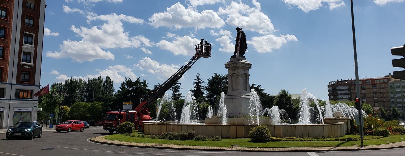 Los Bomberos de León sitúan en la icónica estatua de Guzmán en la capital la bandera del club leonés en la antesala de la lucha por el ascenso. El cuadro de Aira peleará a partir del domingo 19 por el ascenso