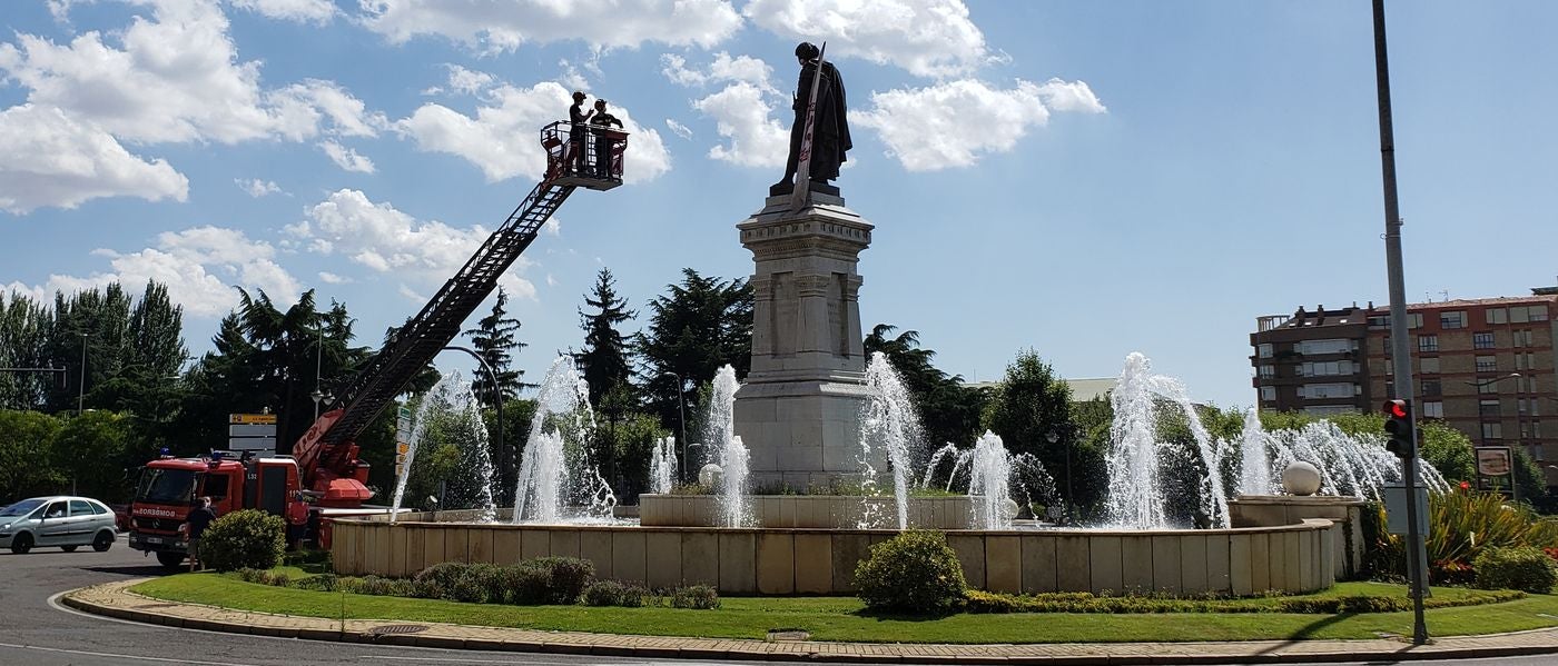 Los Bomberos de León sitúan en la icónica estatua de Guzmán en la capital la bandera del club leonés en la antesala de la lucha por el ascenso. El cuadro de Aira peleará a partir del domingo 19 por el ascenso