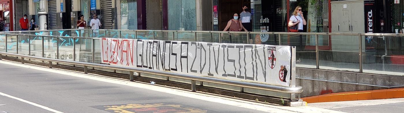 Los Bomberos de León sitúan en la icónica estatua de Guzmán en la capital la bandera del club leonés en la antesala de la lucha por el ascenso. El cuadro de Aira peleará a partir del domingo 19 por el ascenso