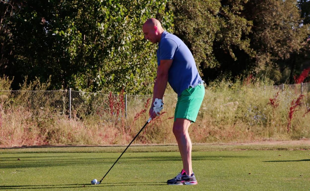El alcalde José Antonio Diez prueba el nuevo campo. 