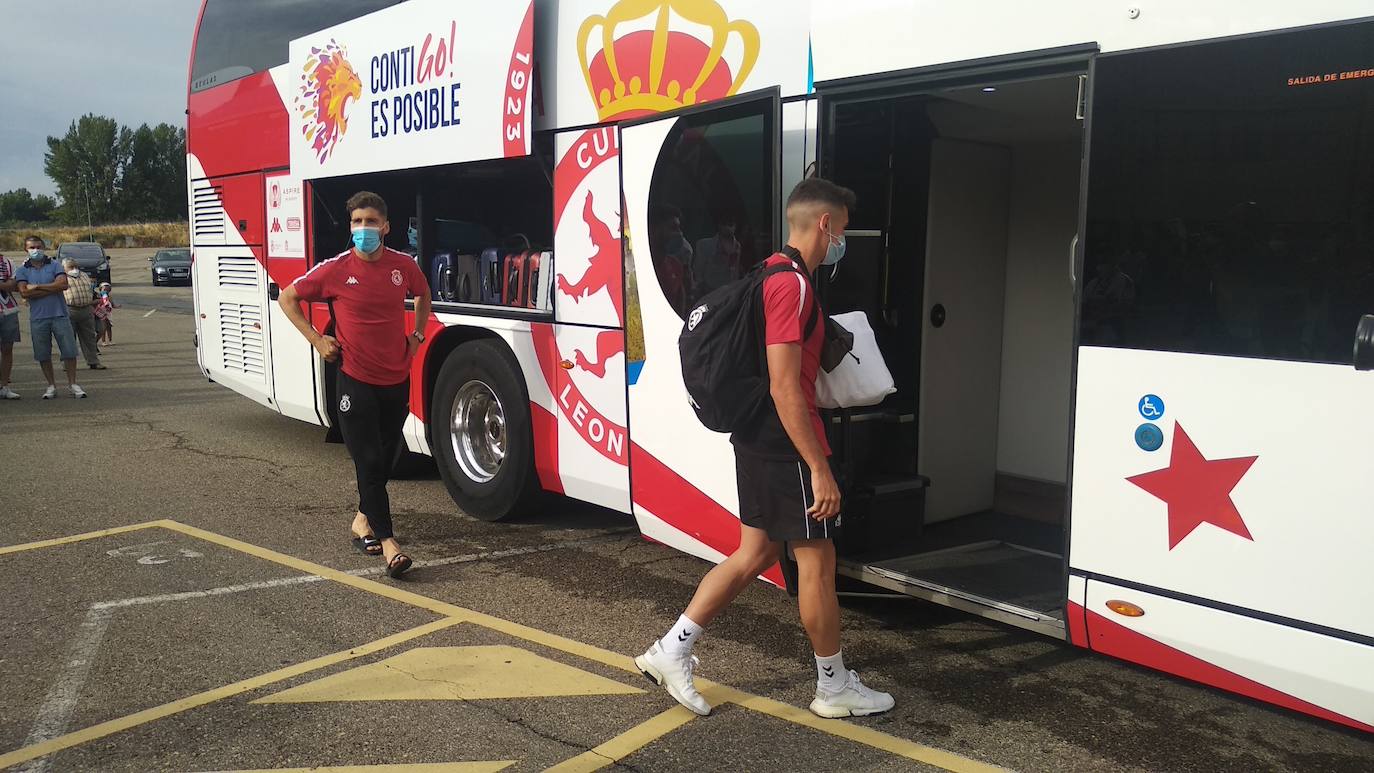 El equipo de José Manuel Aira recibe el cariño y el calor de la hinchada antes de viajar a tierras andaluzas.