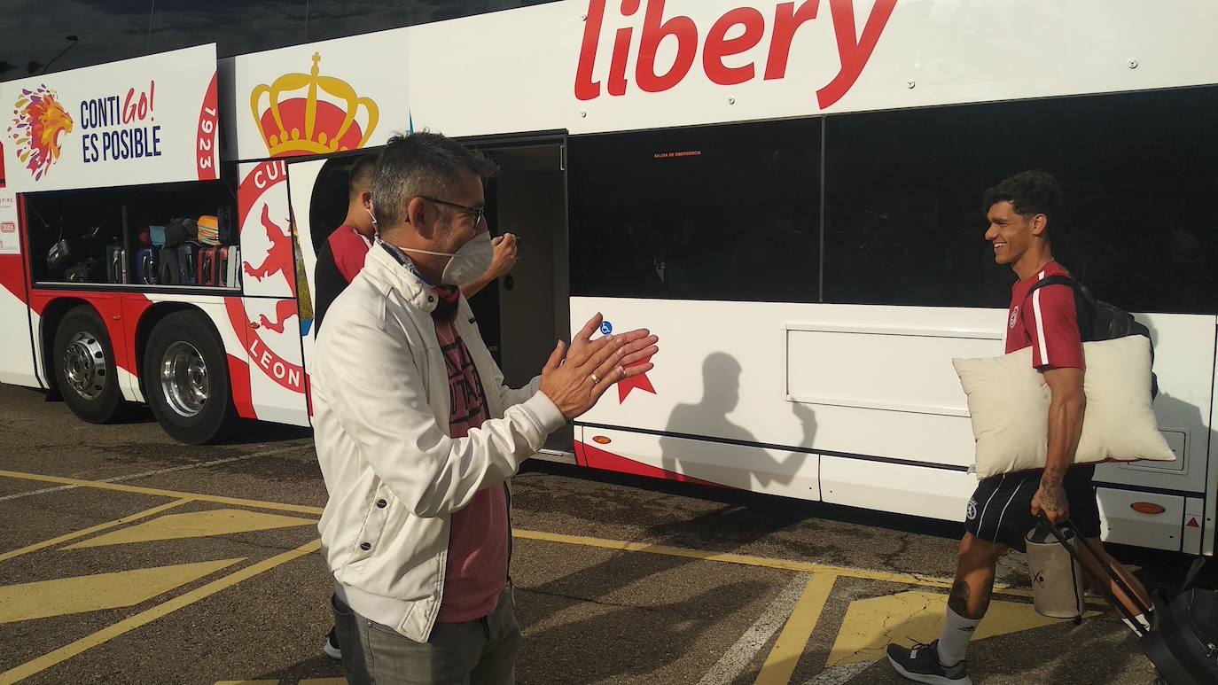 El equipo de José Manuel Aira recibe el cariño y el calor de la hinchada antes de viajar a tierras andaluzas.