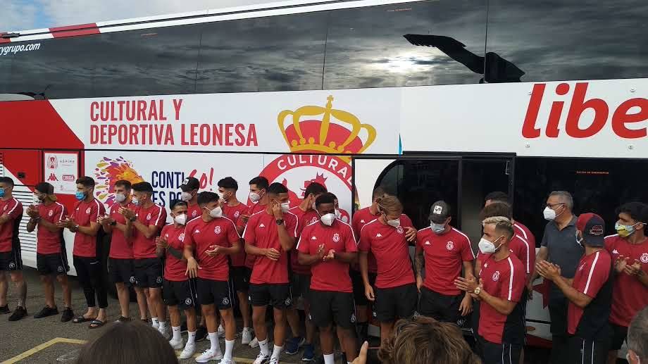 El equipo de José Manuel Aira recibe el cariño y el calor de la hinchada antes de viajar a tierras andaluzas.