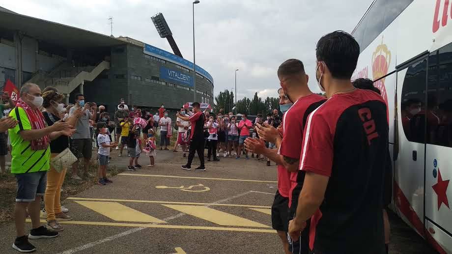 El equipo de José Manuel Aira recibe el cariño y el calor de la hinchada antes de viajar a tierras andaluzas.