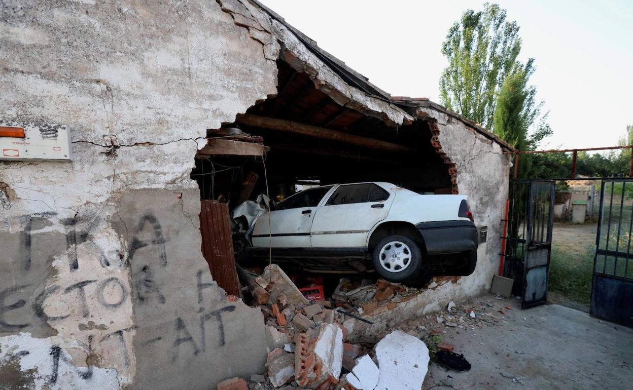 Imagen del vehículo dentro de la casa.