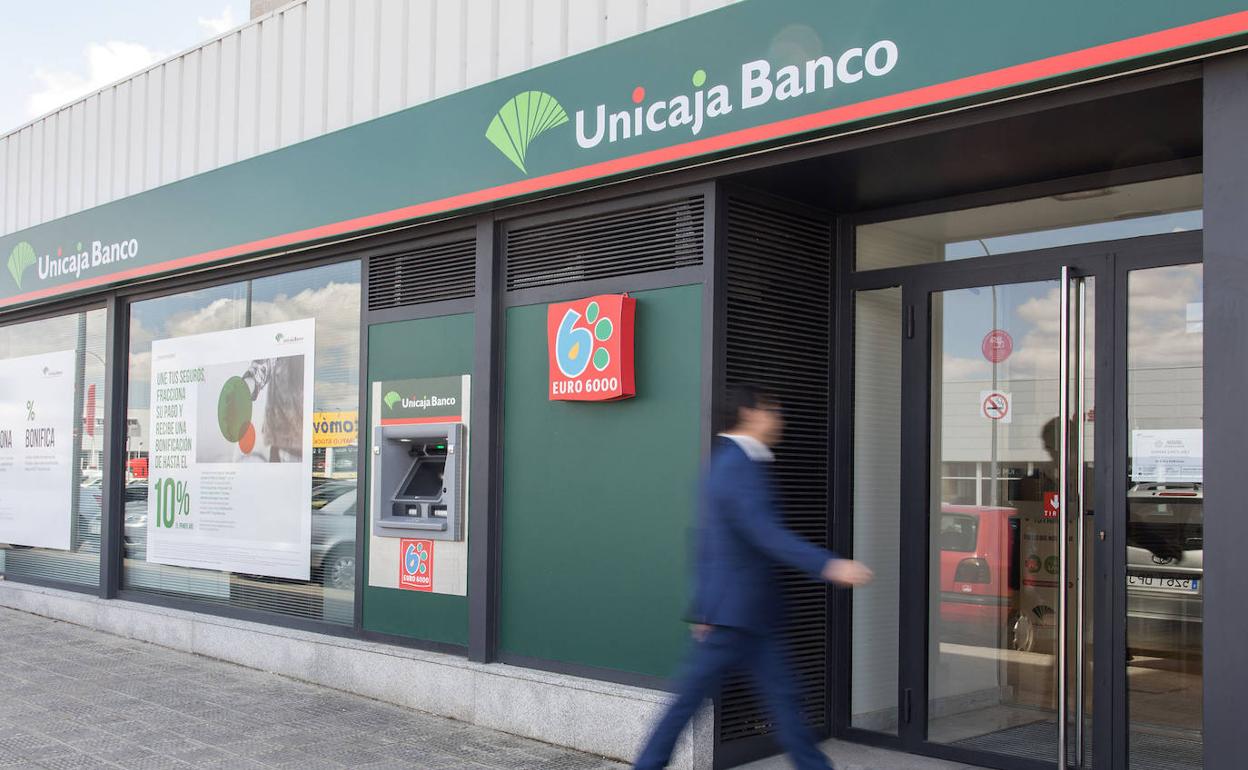 Un cliente accede a Unicaja Banco.