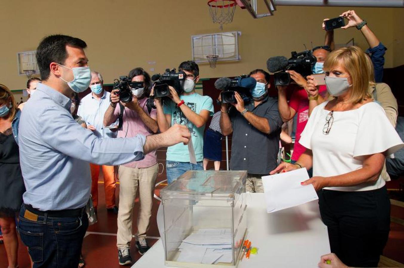 El candidato a la presidencia la Xunta de Galicia por el PSdeG-PSOE, Gonzalo Caballero, ejerce su derecho al voto en el colegio de los Salesianos en Vigo