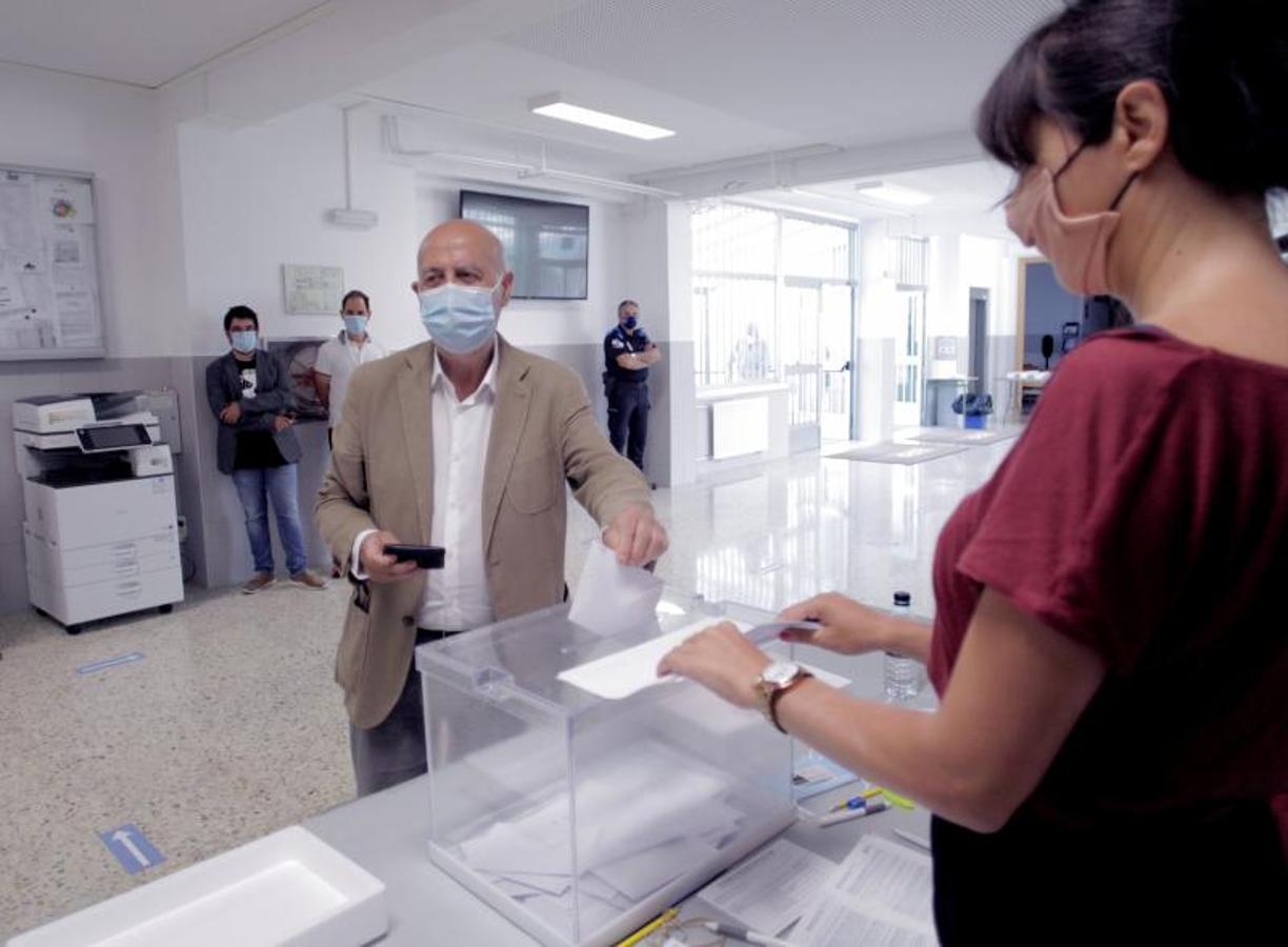 El candidato a la presidencia de la Xunta por la Marea Galeguista, Pancho Casal, deposita su papeleta en el Centro de Formación Profesional Ánxel Casal de A Coruña