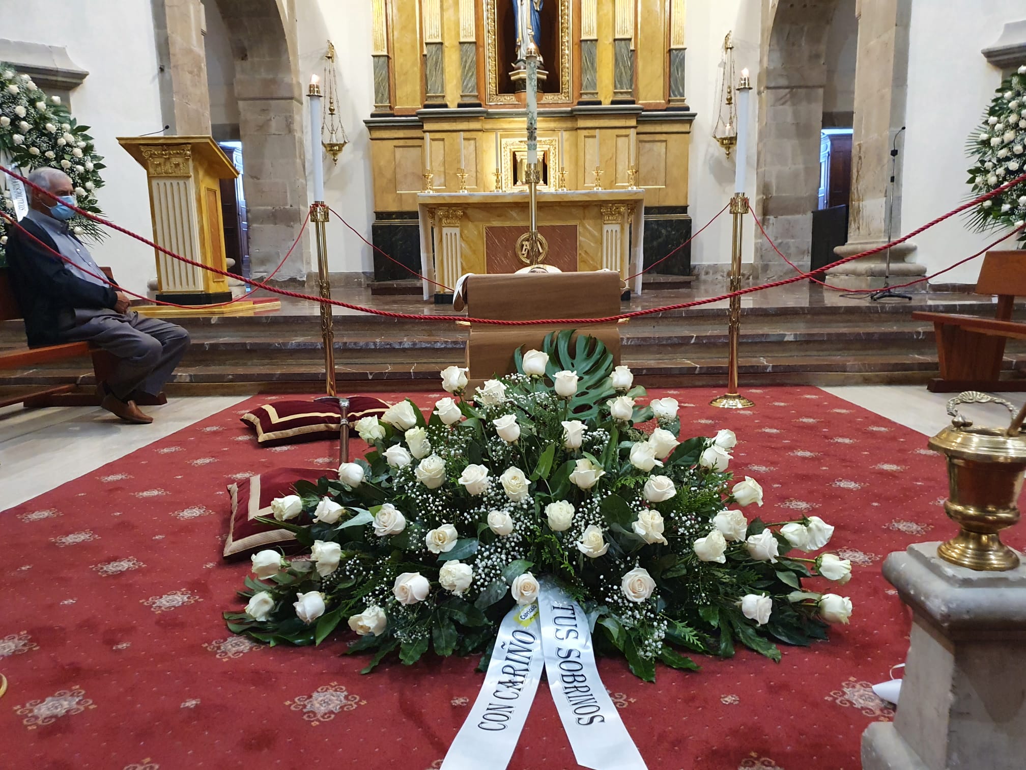 El Ayuntamiento de Astorga decreta luto oficial luto oficial por la muerte del obispo emérito de Astorga hasta el funeral previsto para este miércoles. Las condolencias se multiplican tras el fallecimiento de monseñor Lorenzo, que será enterrado en la Capilla de la Majestad. 